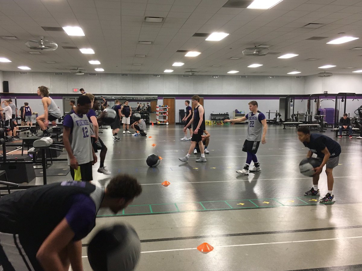 StoughtonStrong's tweet photo. Boy's Basketball working for that #1 spot! #Great2Greater #ValueHardWork #StoughtonStrong #ADifferentBreed #Hype 🏀🔥🥇 https://t.co/U4nXoadmEb