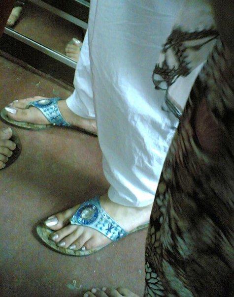 SatnaChasm's tweet photo. #desi #longtoenails #feet #indianfeet #candid https://t.co/D1T3CUehTl