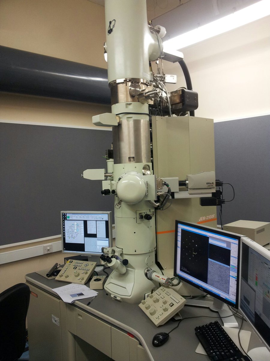 StephenBiggsFox's tweet image. Got to play with a #TransmissionElectronMicroscope (#TEM) today. x500k magnification. #physics Loads of fun!