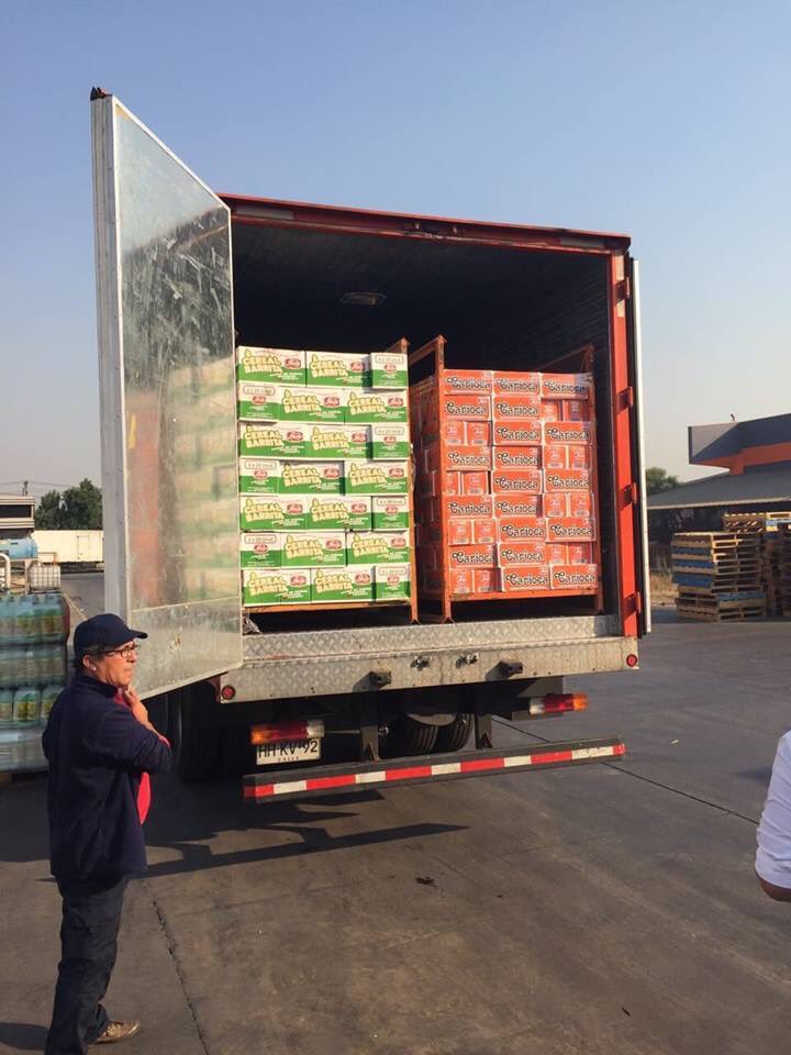 TuiteroSismico's tweet photo. Empresa #Fruna envía 12 mil litros de agua y 15 mil barras de cereales a la gente de #Empedrado y alrededores.
Muy bien @FrunaChile !! 👏👏👏 https://t.co/7jaqcgY0hS