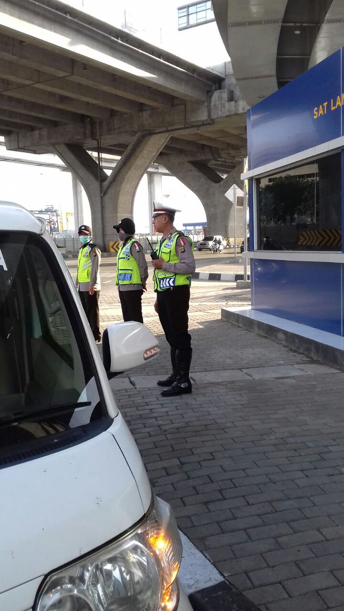 09:52 Lalu lintas di seputar Pos 9, Tanjung Priok ramai lancar.