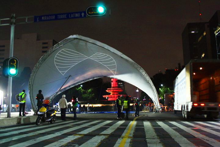 expertoscarpas's tweet photo. ¡A nosotros no nos detiene nada! ¿Qué les parece nuestra #CarpaSidney hace unos días en pleno Paseo de la Reforma? 

#MontajesDeExpertos https://t.co/WG5AaFBu0p