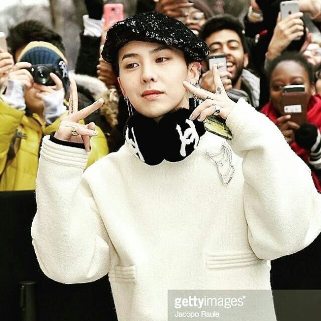 88Ayk33's tweet photo. 今年もCHANEL最前列でカリスマボーイやけどどうもフレミングの法則にしか見えへん🙄(笑) https://t.co/mgzsaogO1x