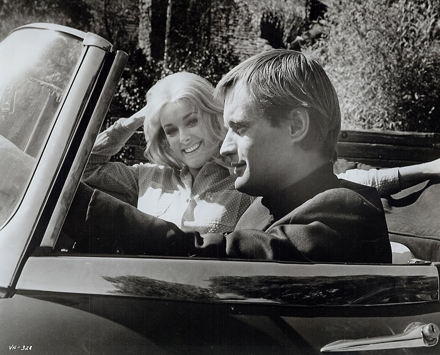 Happy birthday Sharon Tate, who died too soon. Here she is with David McCallum. 