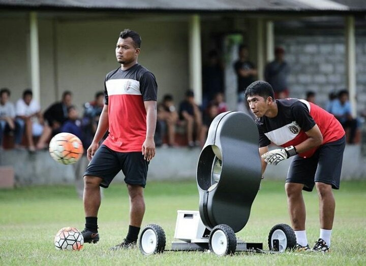 Bali_Football's tweet photo. Saat ini mungkin baru @BaliUtd klub di Indonesia yang memakai alat ini untuk latihan mereka. *koreksi jika salah https://t.co/hL14DN9Rjf
