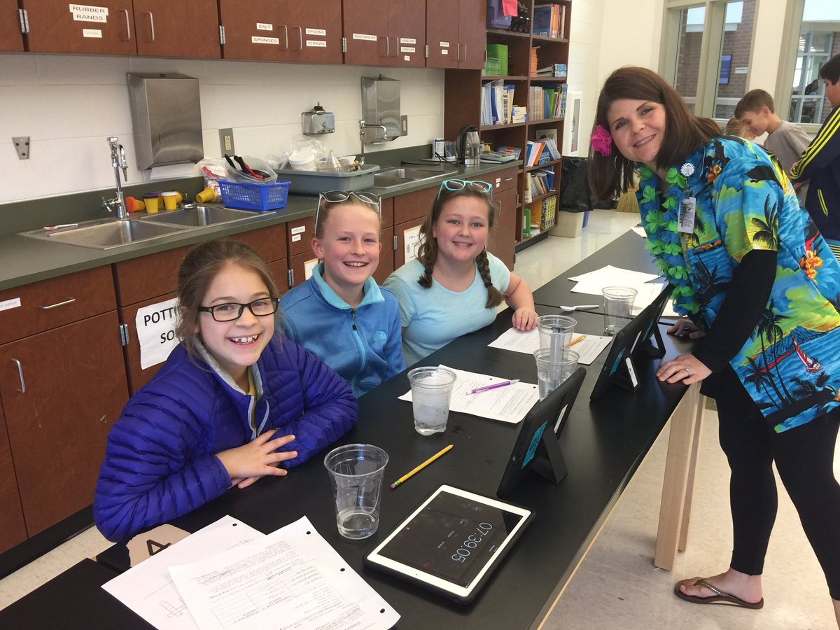 BrownRCES's tweet image. Look who popped in to see our lab work. #oneRCE @StaciMims