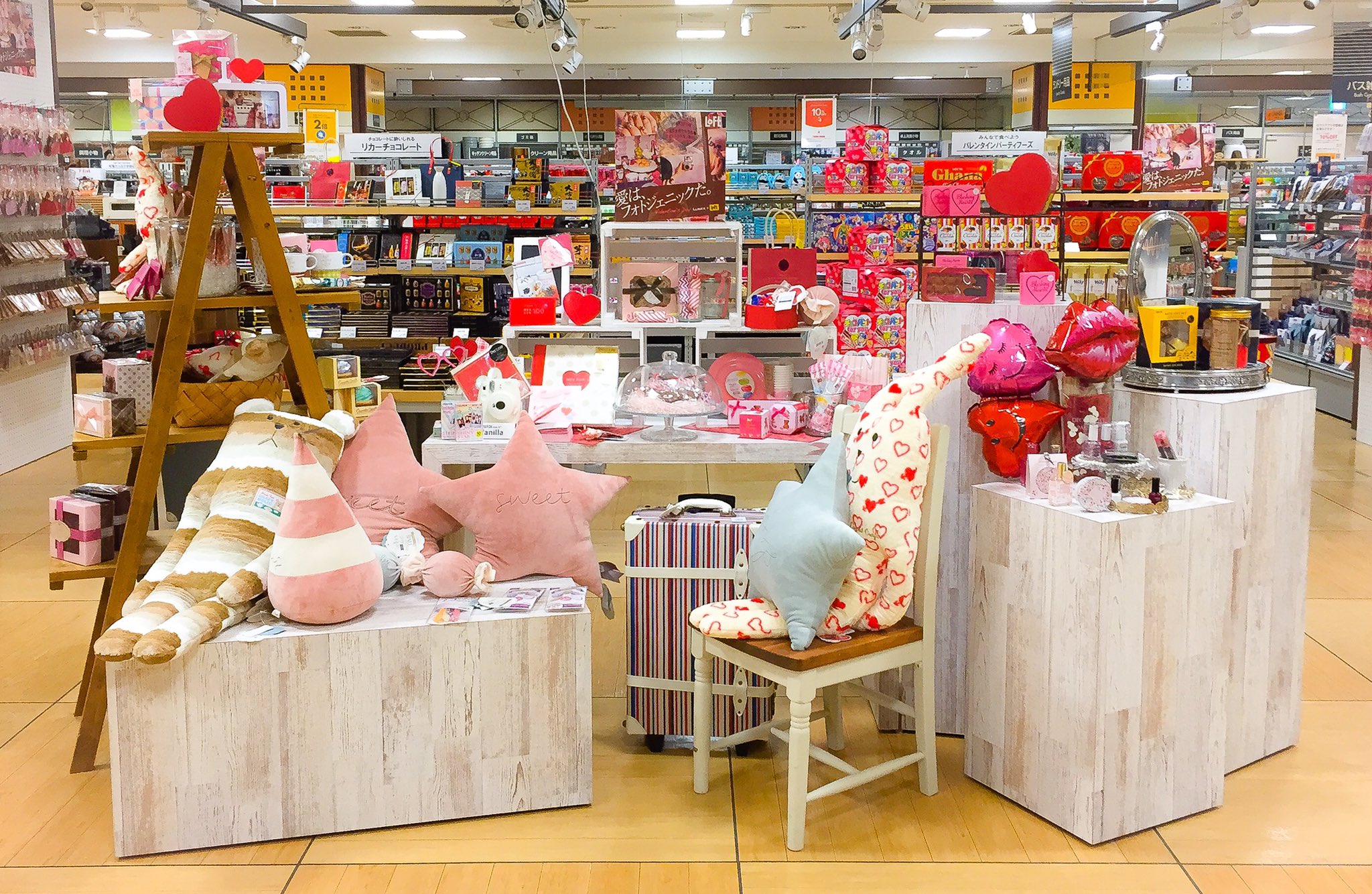 千葉ロフト على تويتر ロフトマーケットにバレンタインコーナーが登場です 定番お菓子のバレンタイン 限定品 手作りの友チョコキット お菓子作りのキッチン用品 本命にはこだわりたいラッピング それぞれのバレンタインに対応できる売場
