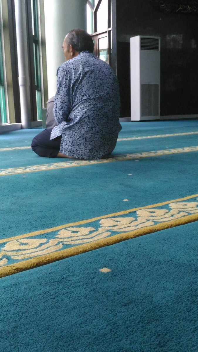 Rektorku yang sederhana, bersahaja, selalu ontime sholat berjamaah ke masjid, selalu memberikan keteladanan &amp; tidak hanya bicara #RektorUII