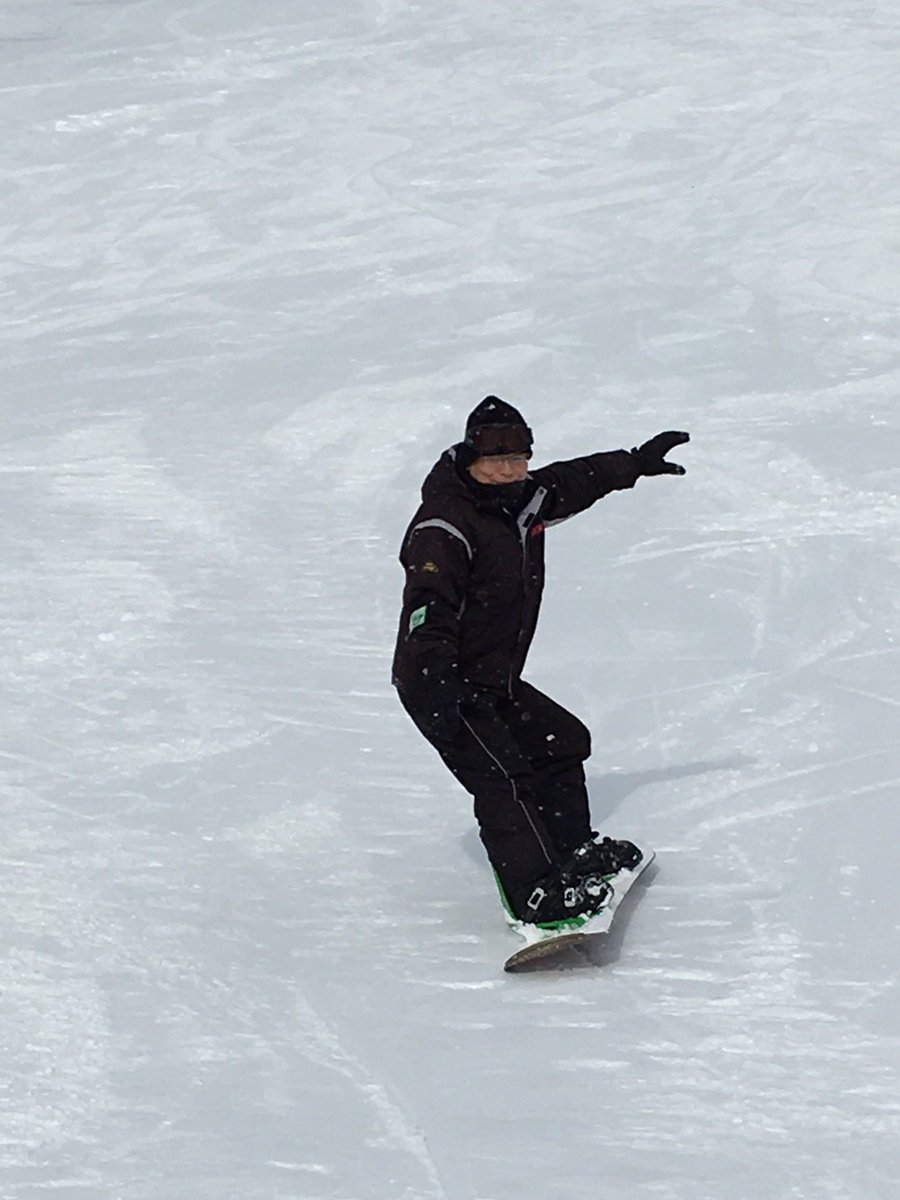 あいちビジネス専門学校 Twitterren スキースノボ初日 天気と雪質に恵まれて最高です 66歳の校長も滑ってます かっこいい あいビ スキースノボツアー スキー スノボ