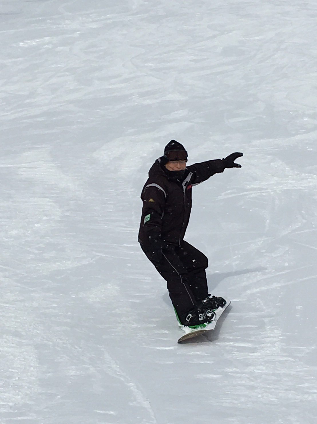 あいちビジネス専門学校 スキースノボ初日 天気と雪質に恵まれて最高です 66歳の校長も滑ってます かっこいい あいビ スキースノボツアー スキー スノボ T Co Nsw0b4v0gw Twitter