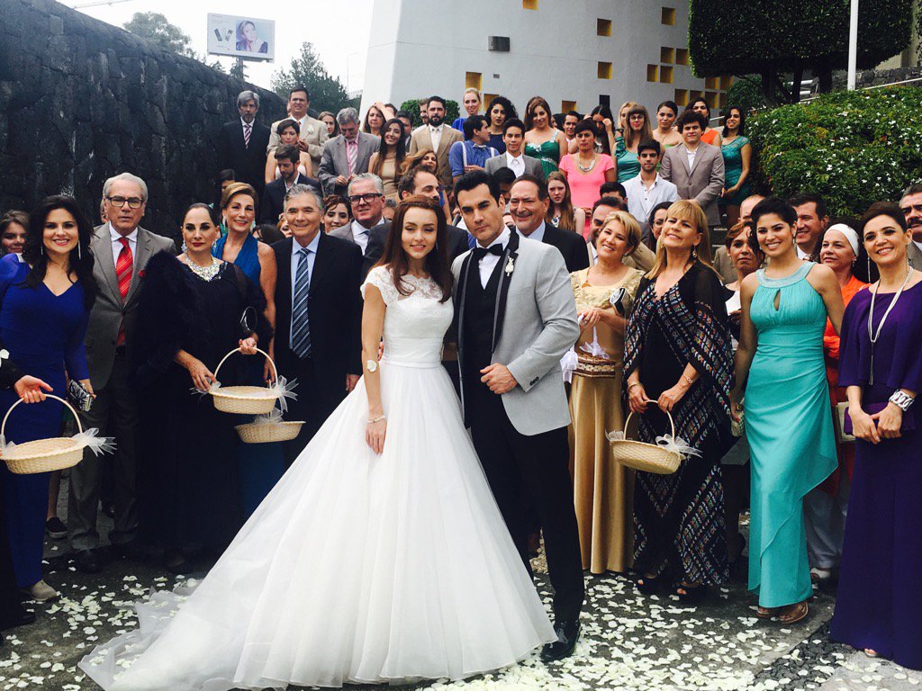 Venció el amor!Gracias jefa bella@AngelliNesma_M <a href="/sergiocat/">Sergio Cataño 🇲🇽💙🇮🇹</a> y a el maravilloso elenco y equipo! De <a href="/Tr3sVecesAnaOf/">Tres veces Ana</a>