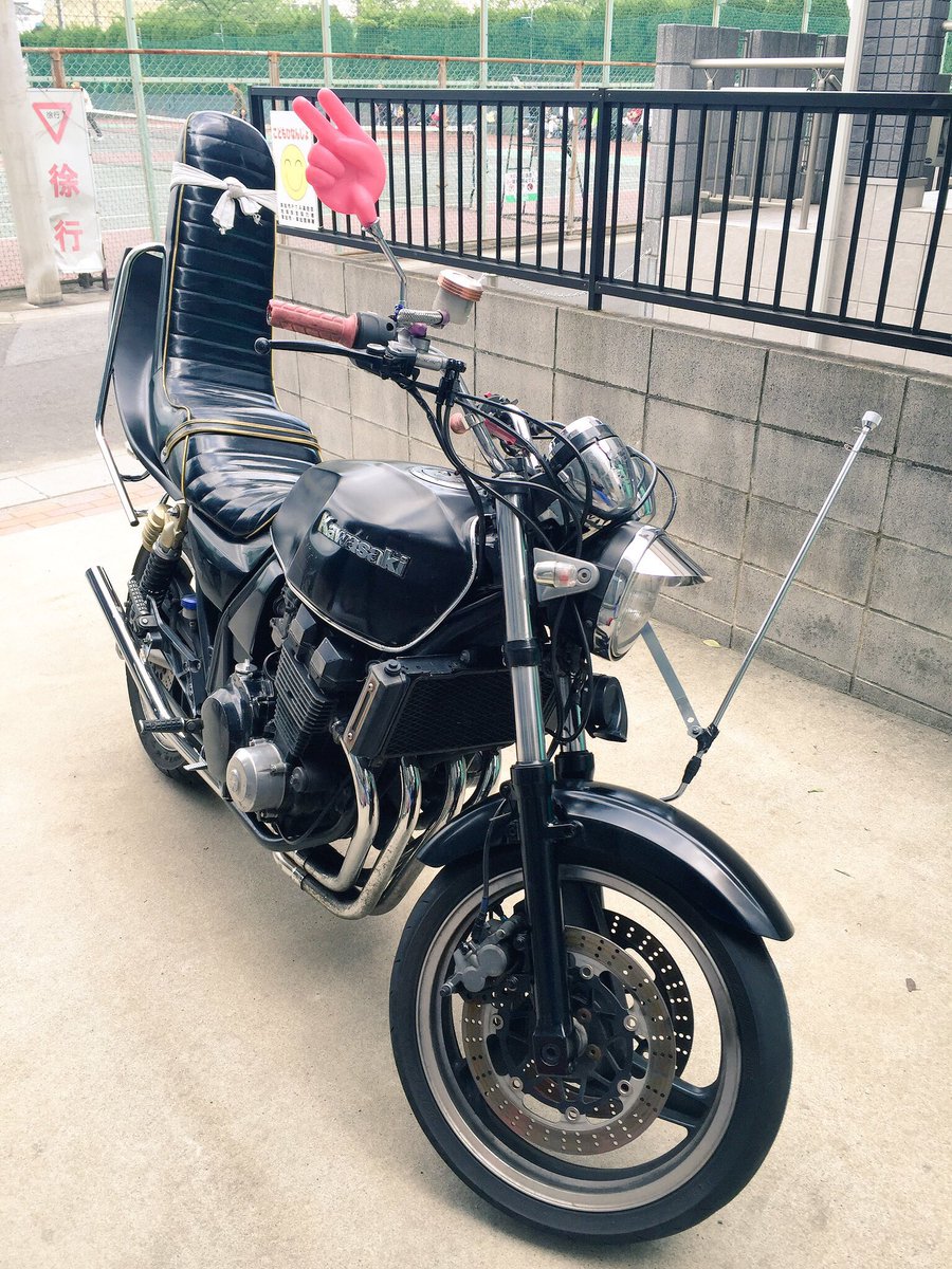 armin113017's tweet photo. #ZRX400 売ります！族車仕様です
不具合はないです
外装は綺麗に塗装してあるので傷はないです
タンクに2箇所凹みありますが特に目立ちません
走行距離も低くてエンジンも良好です
車検が切れてるのとスピードメータのガラスが片方とれてるので安く売ります。値段はDMにてお願いします https://t.co/zyjcGboNxY