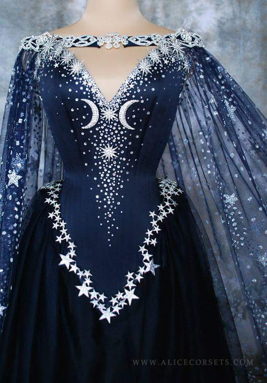 ThrnsAndAll's tweet photo. I can picture Feyre wearing this gown. It's so beautiful! Made by Alice Corsets https://t.co/BLJZocwLqf