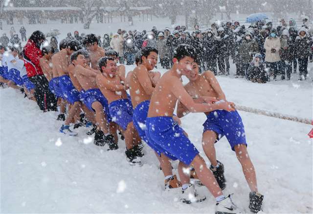 秋田魁新報社 東雲中生 雪に負けず綱引き 男子は上半身裸 女子はｔシャツ T Co Zob4idgxj2 Akita