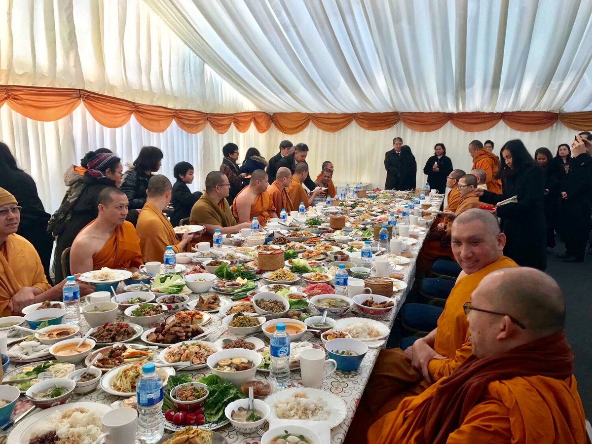 LeeSaipin's tweet photo. #MonksBlessing In remembrance of the Late #KingBhumibol 100 days passed away #BuddapadipaTemple @jianleigh @jameshacon @Peter_ChoaBaby https://t.co/oWZR3EcLyS