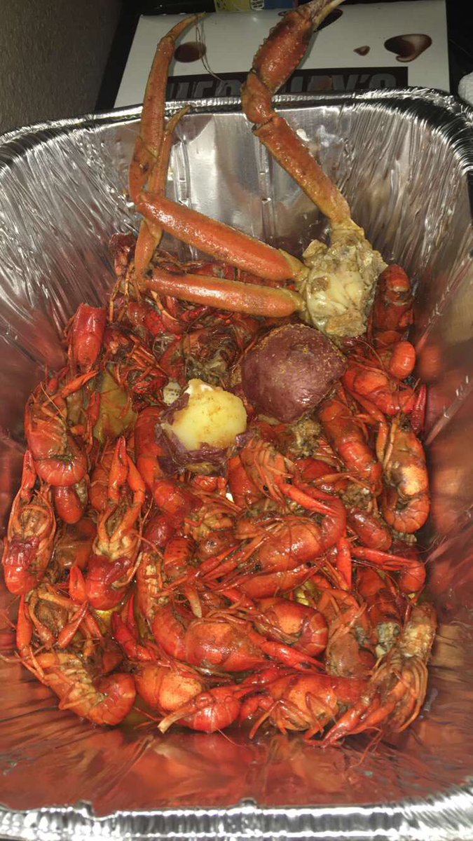 HOLLYDAHOODRAT's tweet photo. shots + crawfish = Heaven 😩 https://t.co/uUcuW9paAw