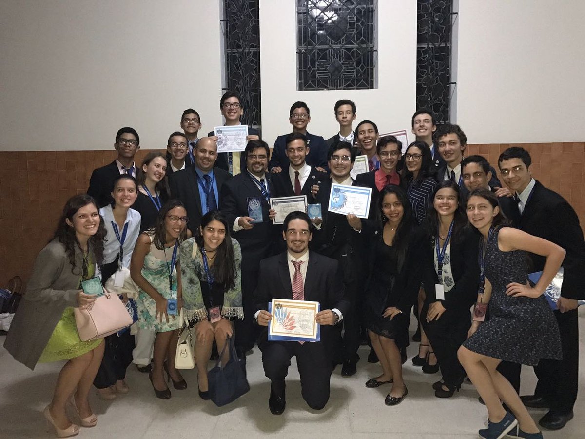 cumbre_csap's tweet photo. ¡FELICES POR HABER RECIBIDO EL PREMIO A LA MEJOR DELEGACIÓN 🏆 EN @SRIMUN2011! @CSAP #CumbreCSAP #CumbreNEWS #CSAP https://t.co/f8PwUBeUx9
