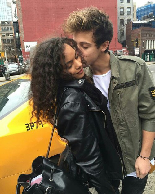 askcth's tweet photo. qual dessas fotos sua com o calum seria seu plano de fundo? https://t.co/hS8QcCpDIG