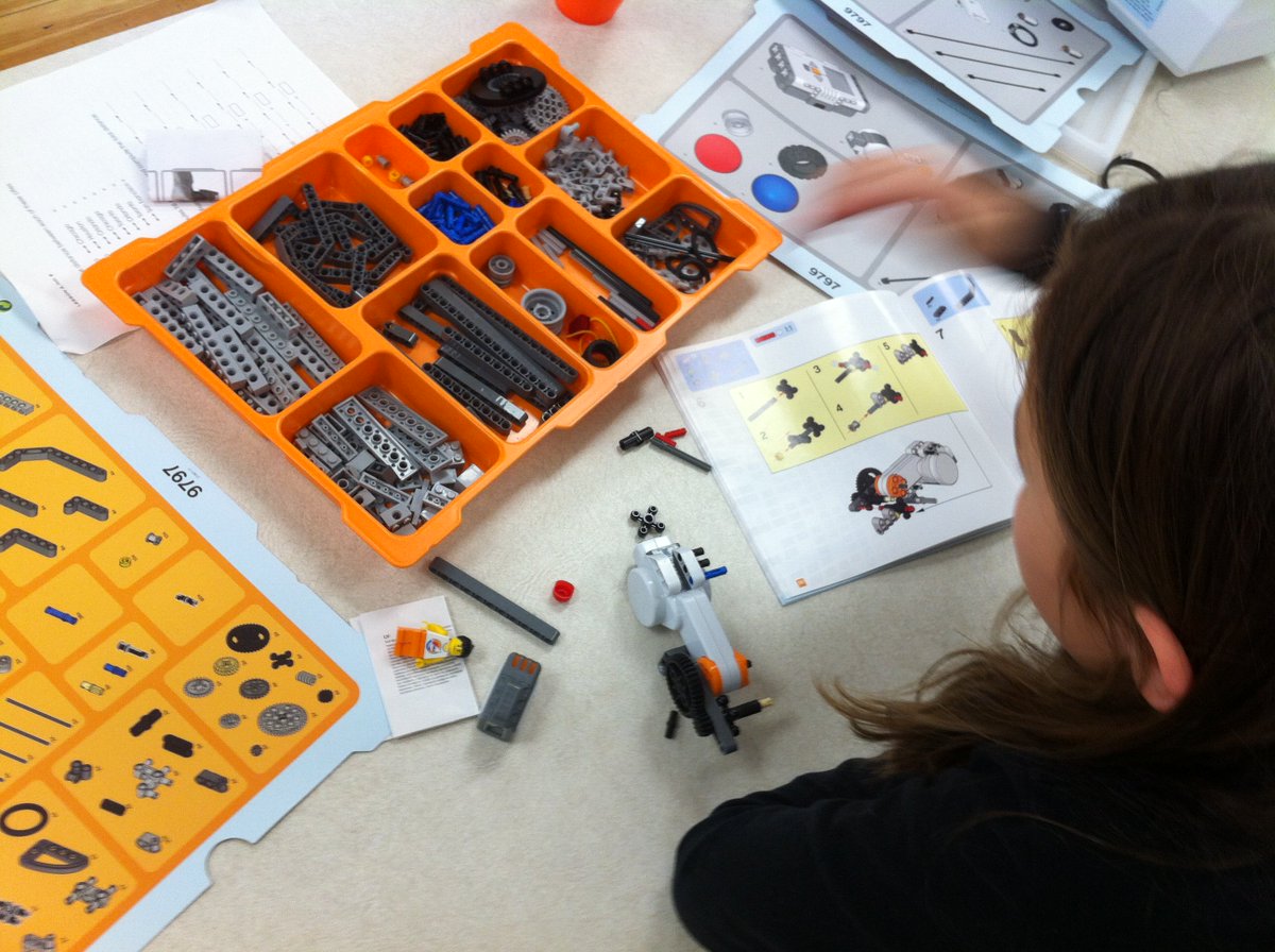 R_classroom's tweet photo. The Imagine Club is a place for creativity, imagination, engineering, inspiration and so much more! Lego Mindstorms Robotic kits were a hit! https://t.co/RPEGEuxulK