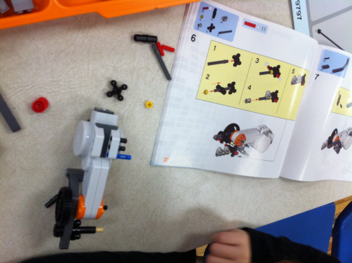R_classroom's tweet photo. The Imagine Club is a place for creativity, imagination, engineering, inspiration and so much more! Lego Mindstorms Robotic kits were a hit! https://t.co/RPEGEuxulK
