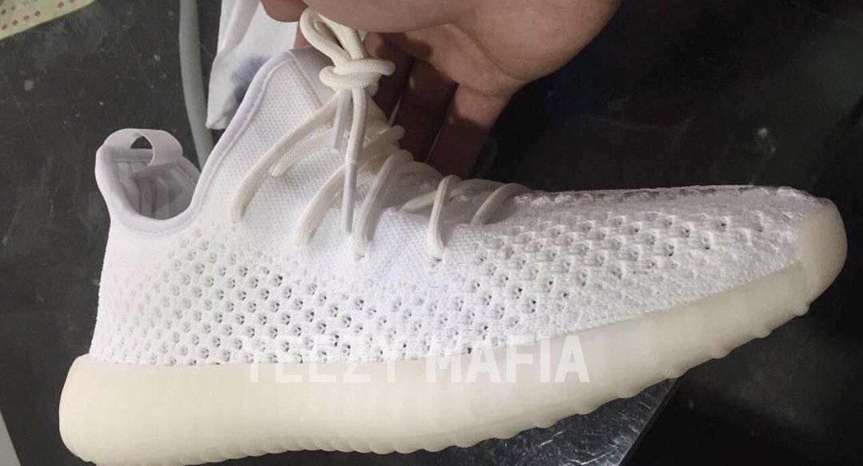 at styre bruser skjule Heated Sneaks on Twitter: "Yeezy 350 Boost V2 BLADE Triple White Redesigned  upper, primeknit and sole. https://t.co/Bi7ImpQj19 https://t.co/UOklrhcisI"  / Twitter