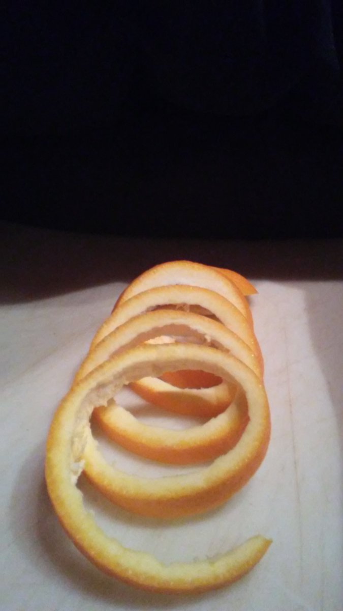Because, why peel an orange the boring way? #Spiral #Orange #JustForFun #Foodie
