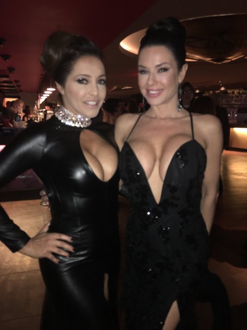1 pic. A couple shots from @avnawards https://t.co/jfeN9twDne