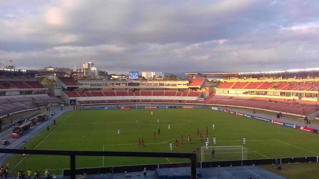 MuentesElisa's tweet photo. ❤ Hoy un Hermoso atardecer en el estadio #SomosLaSele #RommelFernandez @tvmaxdeporte @DatitosRivera @somosmarearoja https://t.co/zluN4cdQPB