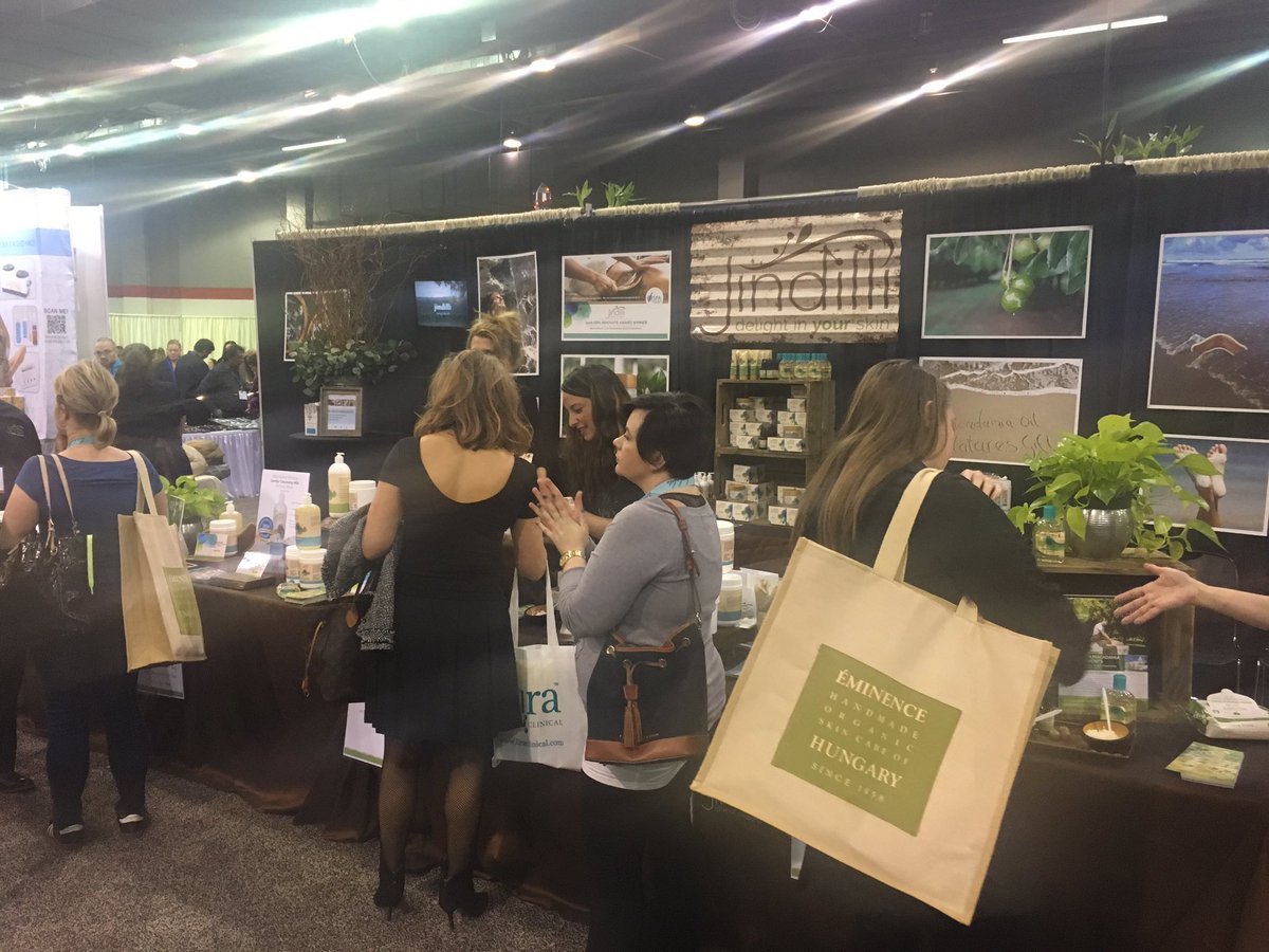jindilli's tweet image. Fantastic 1st day @ the #Midwest @faceandbodyexpo today! Visit us tomorrow at booth 1223. #boomaglam #macadamia #macadamiaoil #massage