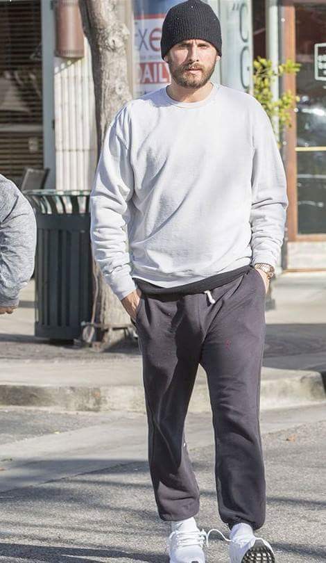 oscoloridos's tweet photo. Scott Disick e seu malão bem marcado ~blue🌙 https://t.co/0Q2KGKTkDn