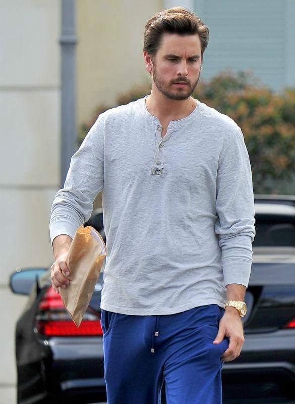 oscoloridos's tweet photo. Scott Disick e seu malão bem marcado ~blue🌙 https://t.co/0Q2KGKTkDn