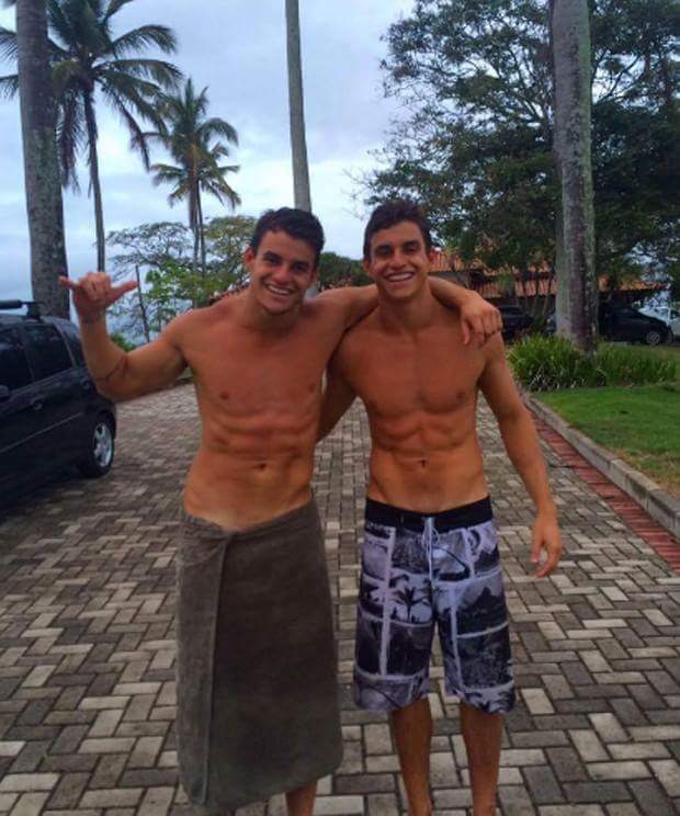 oscoloridos's tweet photo. Esses gêmeos... 😈🔥 ~blue 🌙 https://t.co/wY7WvFLy2N