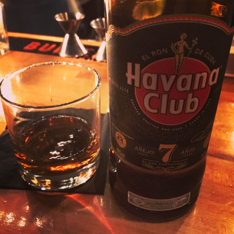 cocktailers's tweet photo. Tomiendo ron Cubano. <slurpo> #havanaclub #rum https://t.co/cIeCvinO8J