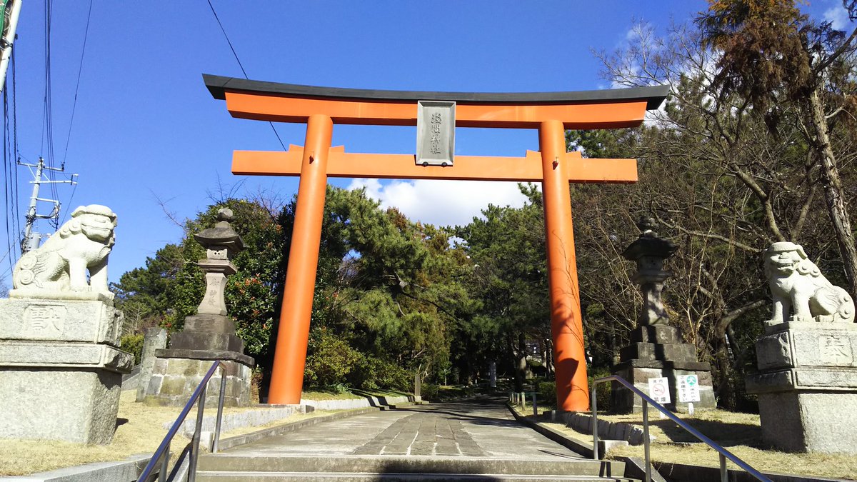 ゆり 稲毛浅間神社 想像していたより広くてたくさんの神さまが祀られていました 駐車場がいっぱいになるくらいでしたので やはり土曜日大安だからかな お宮参りや 小さなおこさま連れが多かった 鳥居をくぐり ゆるやかな坂を歩いて 神気漂う森が いい