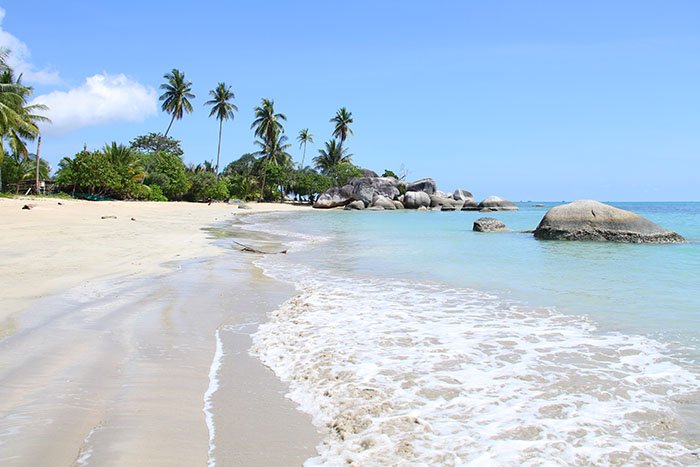 Pantai Batu Kasah memiliki ciri khas pantai yang bersih dan air laut yang bersih dan jernih.