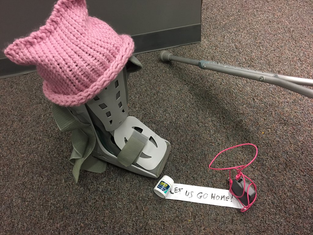 devdame's tweet photo. The MOMENT my possessions started protesting, @united said the flight's back on. COINCIDENCE? I THINK NOT. #unitedairlines #whytheymarch https://t.co/wbOVjOoEbt