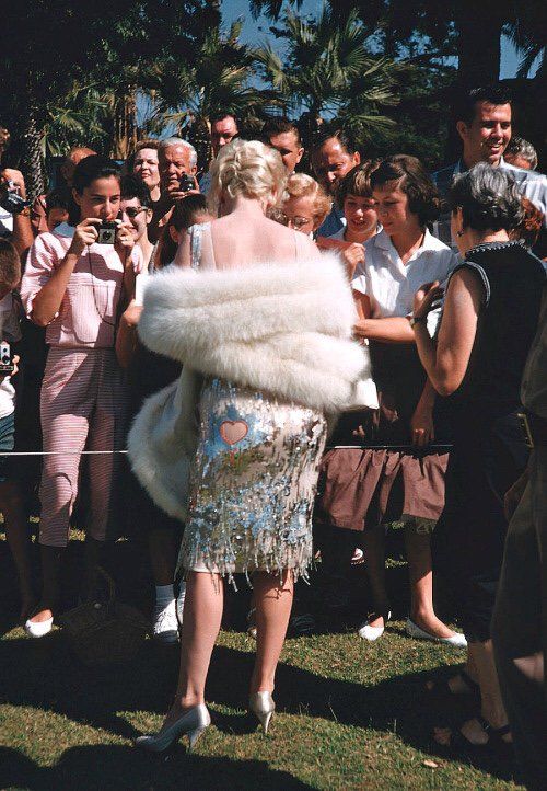 HistoryInPics's tweet photo. Marilyn Monroe signing autographs for fans on the set of Some Like It Hot, 1959. Photograph by Richard Miller. https://t.co/MpOGPdJvsp