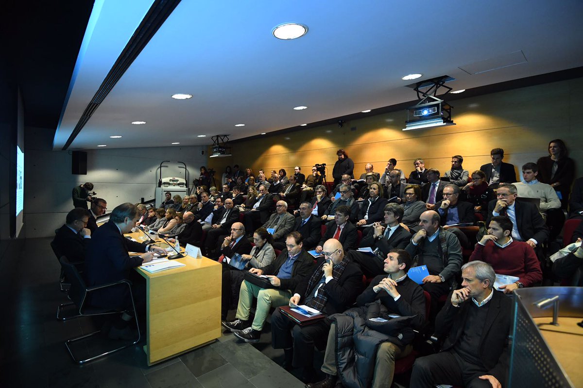 Esade's tweet photo. "Hay algo más caro que la factura del sistema sanitario: el precio de la enfermedad", @francisco_longo en la sesión de #BigChallenges https://t.co/MjuOZjdTpi