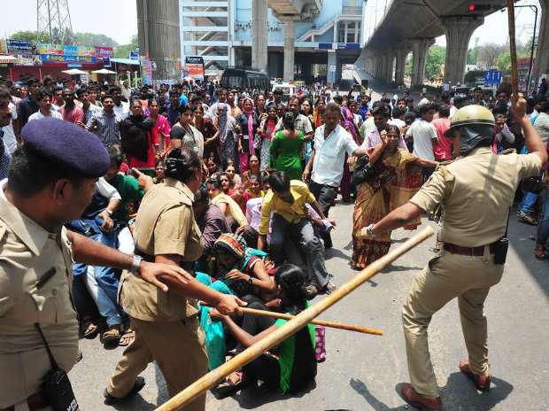 chandrumohanraj's tweet image. இன்று நீ மக்களின் காவலன் அல்ல அரசியல்வாதிகளின் காவலன் என்று மக்கள் உணர்ந்த நாள் #JallikattuForever #jallikattuordinance #Marinaprotest