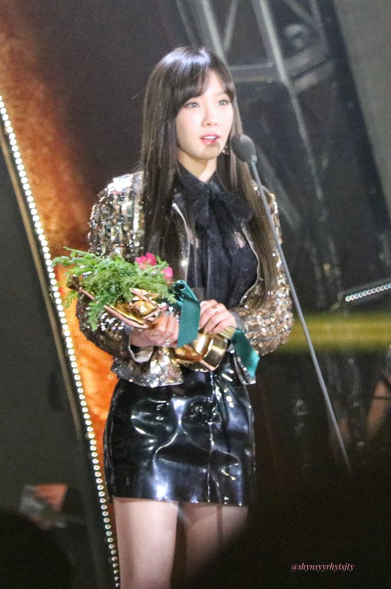 [PIC][13-01-2017]Hình ảnh mới nhất từ "31st Golden Disk Awards" của TaeYeon và MC SeoHyun - Page 3 C21MbYDUUAAmTNj