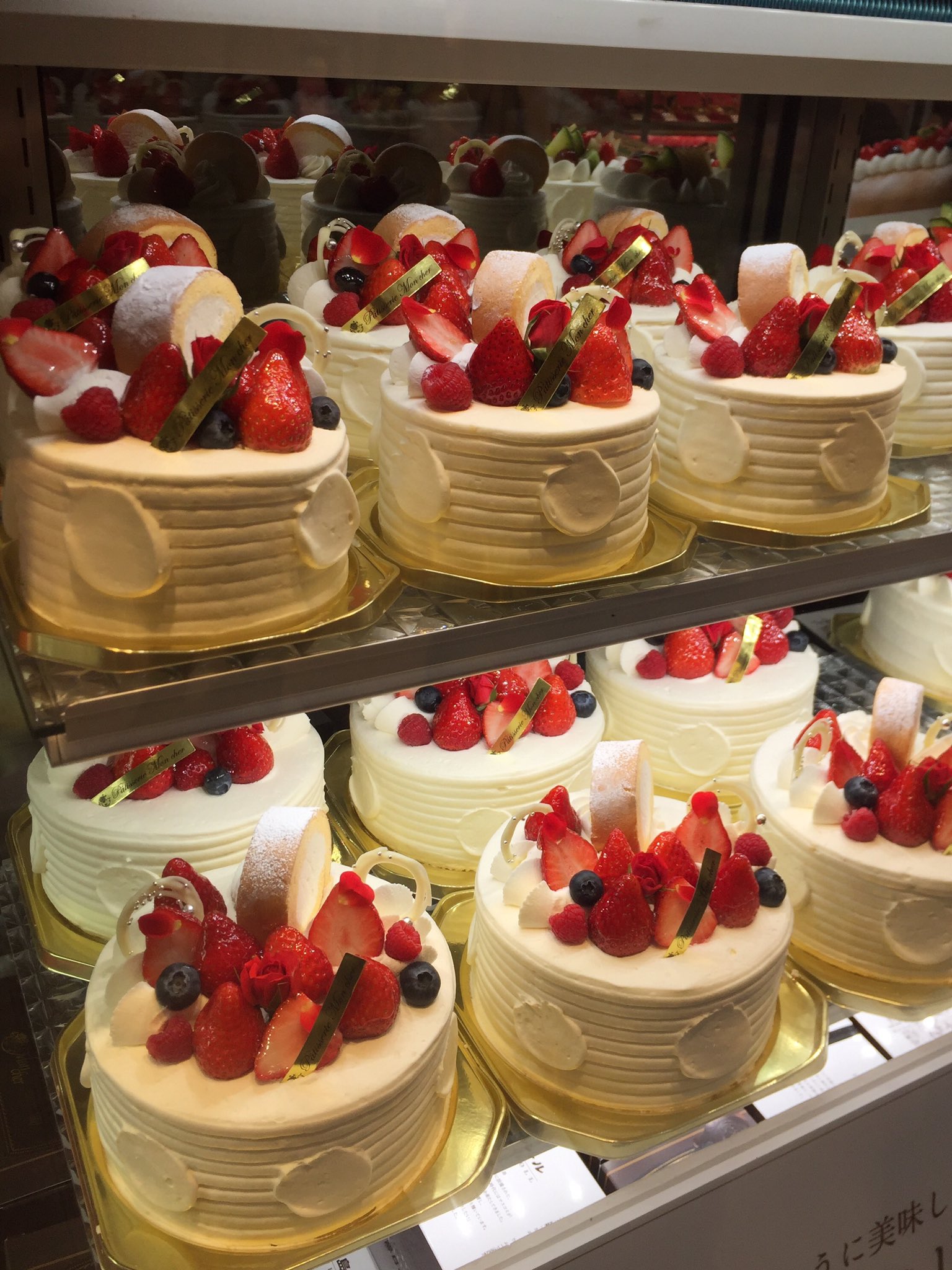 تويتر パティスリー モンシェール على تويتر 本日も阪急うめだ店では スイートハピネス がお出迎え٩ W و ミニ堂島ロールがのってます 堂島ロール ホールケーキ T Co W2z0af98y2