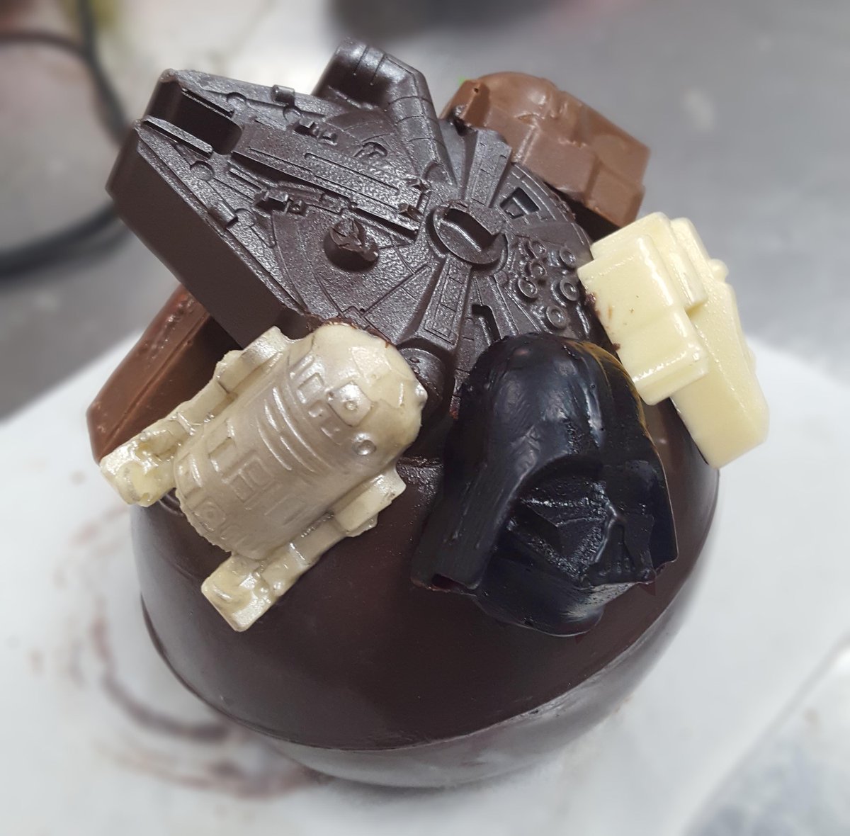 ChocolateManLFP's tweet photo. Come to the #darkside, we have #chocolate 🍫 https://t.co/pOxCYxkaV3