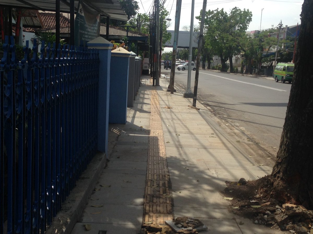 lismansd's tweet photo. Kang @ridwankamil #trotoar Bdg #bubat smkn aman &amp; nyaman. Sdh buat mahal ulah dugi diambil lagi oleh #kakilima https://t.co/69SXst1AhK