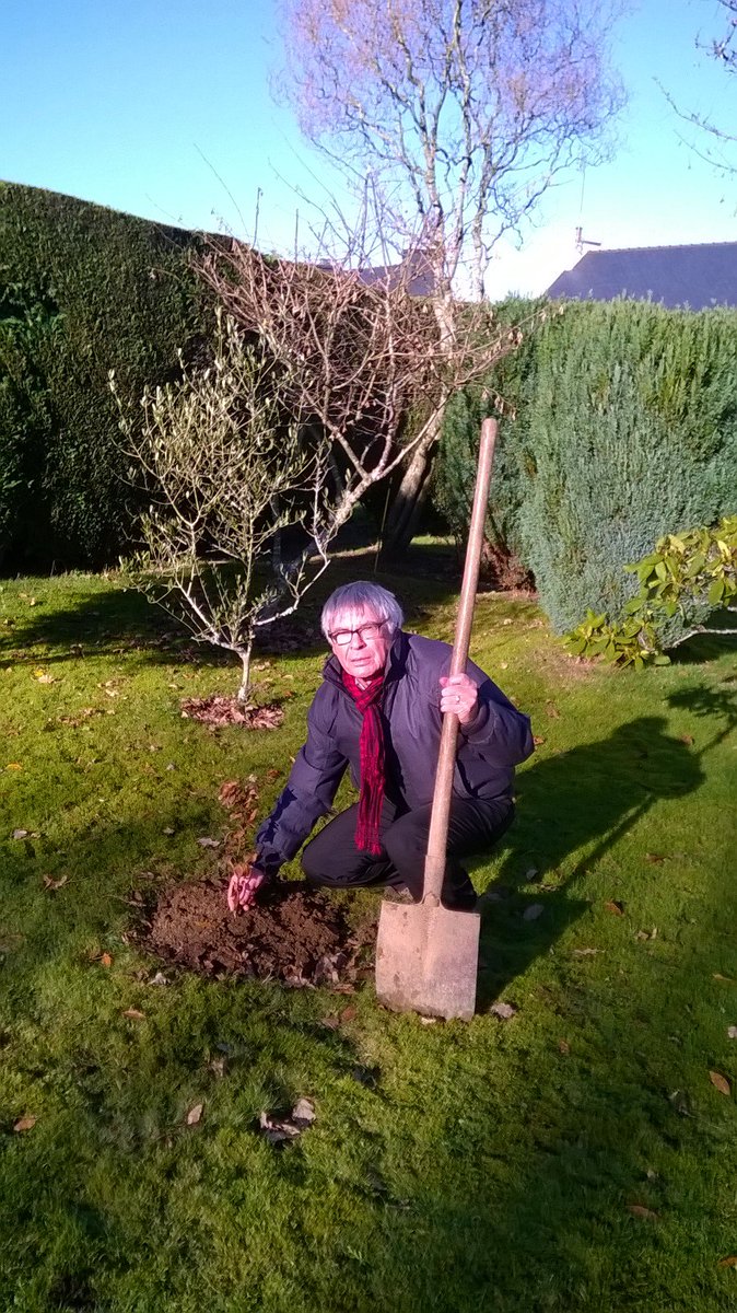 payscob's tweet photo. En plantant un #arbre, le Maire de #Rostrenen s’engage pour les filières #bois sur le @PaysCOB ! #PlanboispourleCOB #JePlanteUnArbre https://t.co/axVW5cT175