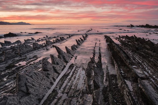aquariumss's tweet photo. La foto del día de @Natgeo es para el #flysch de #Zumaia 👏👏👏 https://t.co/OBAnQhzdiX https://t.co/pRnD9sUWK9