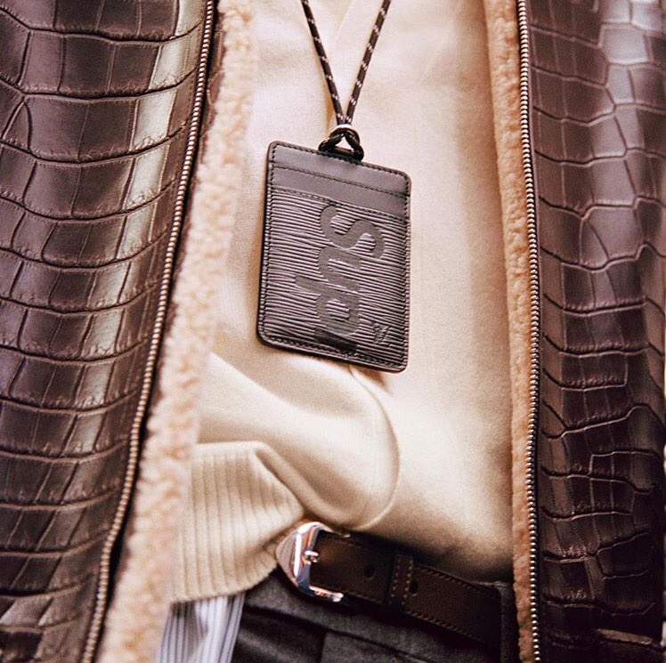 FrenchFinesseFF's tweet photo. #FrenchFocus TOP
3- La très surprenante collaboration entre Supreme et Louis Vuitton https://t.co/zhy9gKLQ4E