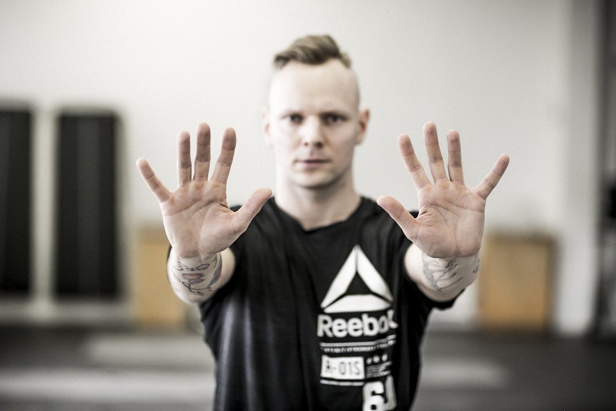 kasozo's tweet image. Tās ir tavas rokas. Ja tevi dzīve lutina, un tev ir abas, tu vari paveikt neiespējamo. Atliek tikai darīt. #bemorehuman @Reebok #dchstudija