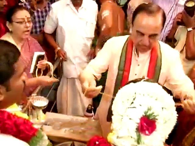 avinasha_98's tweet photo. @Swamy39 See already We know who is actual poruki
This image means a lot Mr.Suuu swamy!  Reaction of the aunty says who is Real-life poruki! https://t.co/KB5WSLgqRw