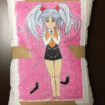 謎のクオリティｗ友人の手作り抱き枕に利用価値が見出せなくて笑ってる!