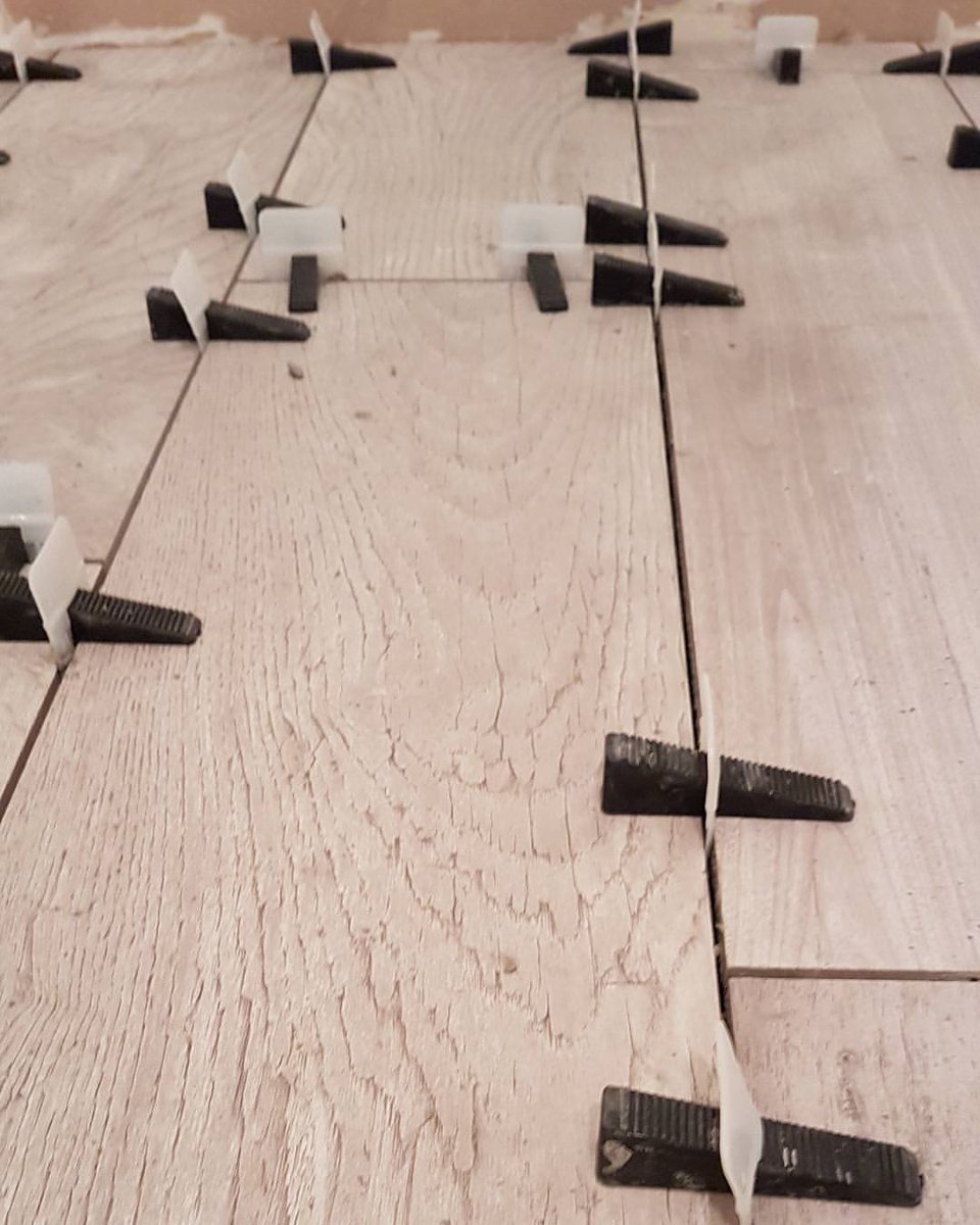 Calentando motores con otra instalación de baldosas de #cerámica con nuestro #SistemaNivelaciónPeygran #OlvídateDeLasCejas  #FelizLunes!!!